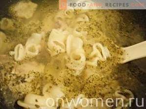 Soppa med pasta, potatis och kött