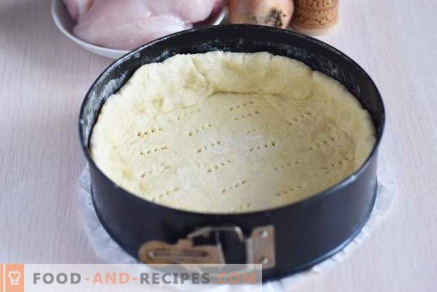 Öppna paj med kyckling och potatis under ostskorpa
