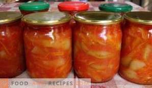 Sallat från tomater, paprika, morötter och lök till vintern