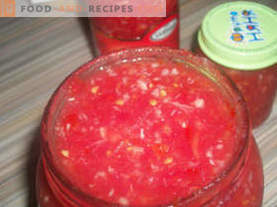 Adjika från tomater med vitlök och pepparrot