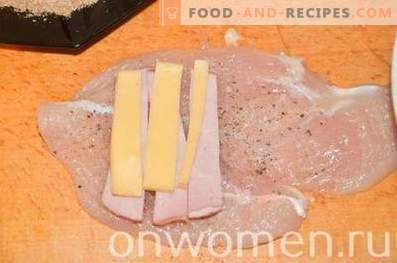 Kycklingrullar med skinka och ost i en panna