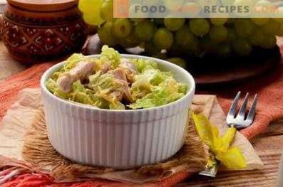 Salads with grapes and chicken