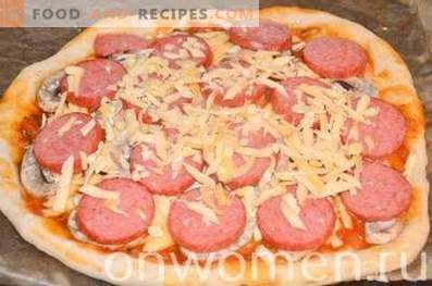 Pizza med korv och svamp på jästdeg