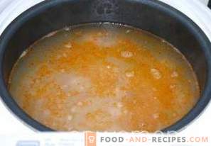 Risssoppa med köttbullar i en långsam spis