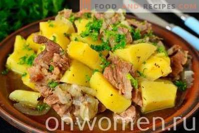 Nötkött stewed med potatis i en långsam spis