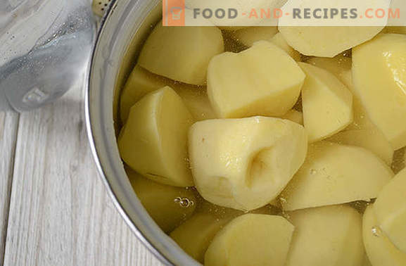 Matlagning potatismos med mjölk med rätt konsistens