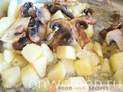 Potatis stekt med svamp i en panna