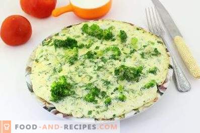 Omelett med broccoli i en panna