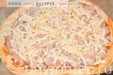Pizza med kyckling och svamp på jästdeg