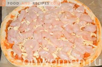 Pizza med kyckling och svamp på jästdeg