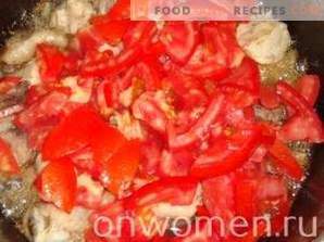Varm sallad av paprika och tomater med kyckling