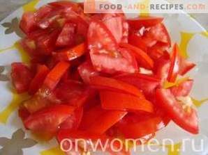 Varm sallad av paprika och tomater med kyckling