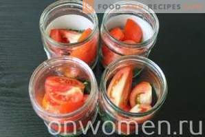 Tomater med skivor med lök och smör för vintern