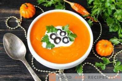 Pumpa purpur soppa i en långsam spis
