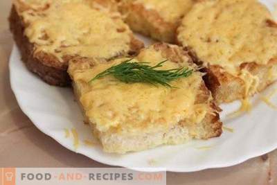 Croutoner med ost och ägg i en panna