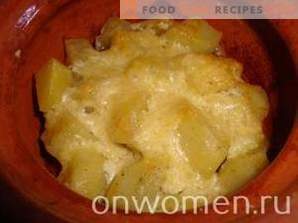 Kött med potatis och svamp i krukor i ugnen