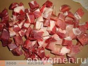 Kött med potatis och svamp i krukor i ugnen
