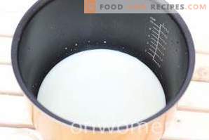 Semolina gröt med mjölk i en långsam spis