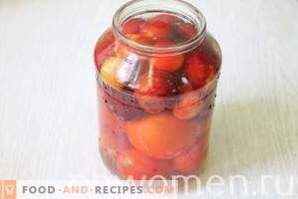 Marinerade tomater med körsbärsplommon för vintern