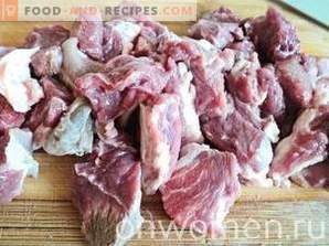 Kött med potatis i krukor i ugnen