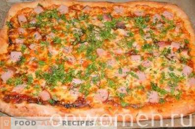 Pizza på jästdeg med balyk och mozzarella