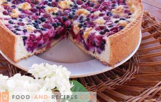 Torta com frutas em um lento fogão - pastelaria com sabor. Receitas de bolo com bagas em um fogão lento: aberto, biscoito, folhado, areia
