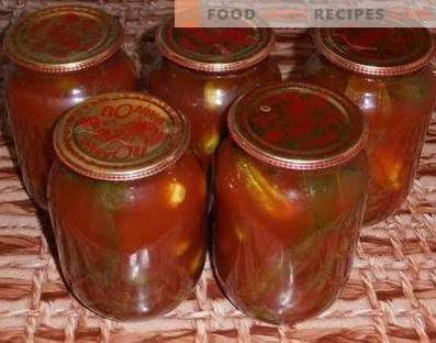 Gurkor i tomatpasta för vintern