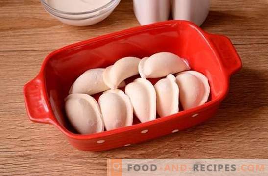 Dumplings bakade i ugnen är ett ovanligt sätt att laga vanliga måltider. Steg-för-steg fotorecept av dumplings med potatis i ugnen